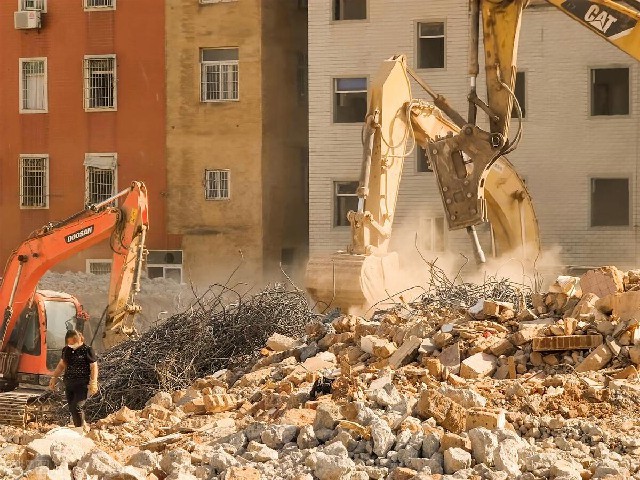 回迁安置房不符合补偿协议约定的交付条件，法院应该判决采取补救措施或者赔偿损失