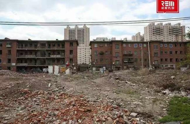 补偿安置协议未约定安置房交付时间，法院应该判决及时履行安置义务